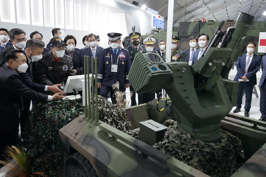 20일 문재인 대통령이 경기 성남 서울공항에서 열린 '2021 서울 국제 항공우주 및 방위산업 전시회(ADEX)를 방문한 모습. 청와대 제공.